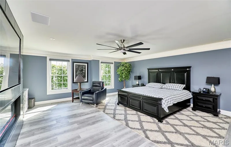 Recessed lighting, crown molding, wood-finish flooring, ceiling fan, and multiple windows — 264 Greenshire Lane, Dardenne Prairie, MO 63368