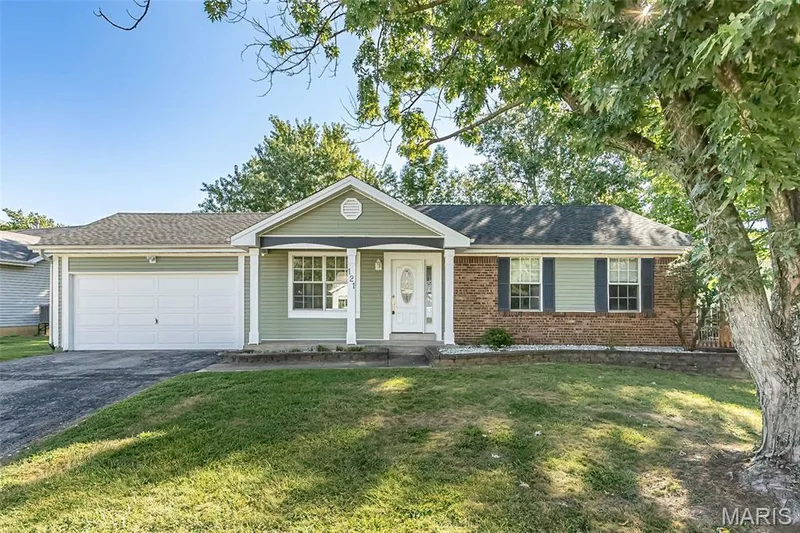 121 Oak Valley Drive, St Peters, MO — listing photo 1