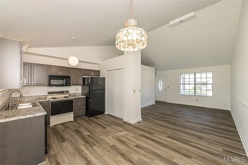 121 Oak Valley Drive, St Peters, MO 63376 — listing photo 3 of 33