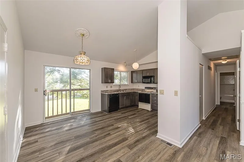 121 Oak Valley Drive, St Peters, MO 63376 — listing photo 4 of 33