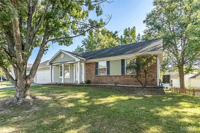 121 Oak Valley Drive, St Peters, MO 63376 — listing photo 8 of 33