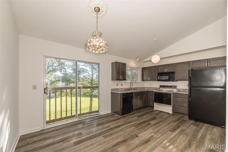 121 Oak Valley Drive, St Peters, MO 63376 — listing photo 12 of 33