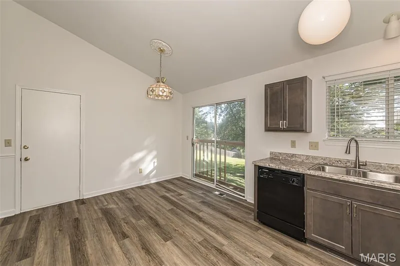 121 Oak Valley Drive, St Peters, MO 63376 — listing photo 13 of 33
