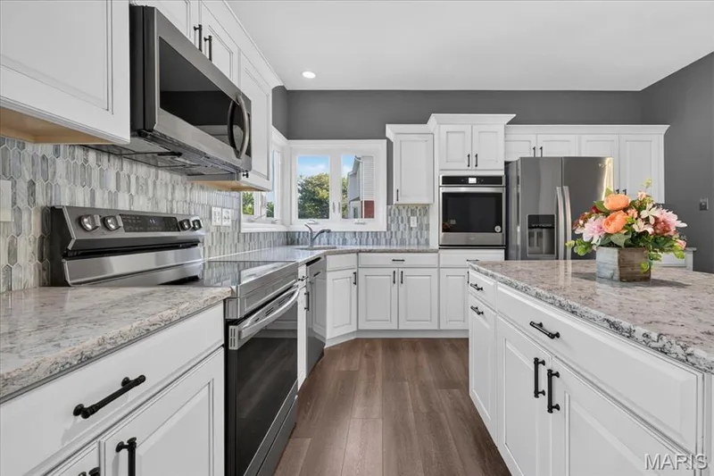 Gorgeous tile backsplash — 3445 Riverchase Parkway, St Charles, MO 63301