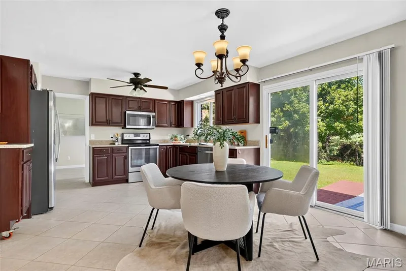 184 Gunston Hall Court, Chesterfield, MO 63017 — listing photo 11 of 48