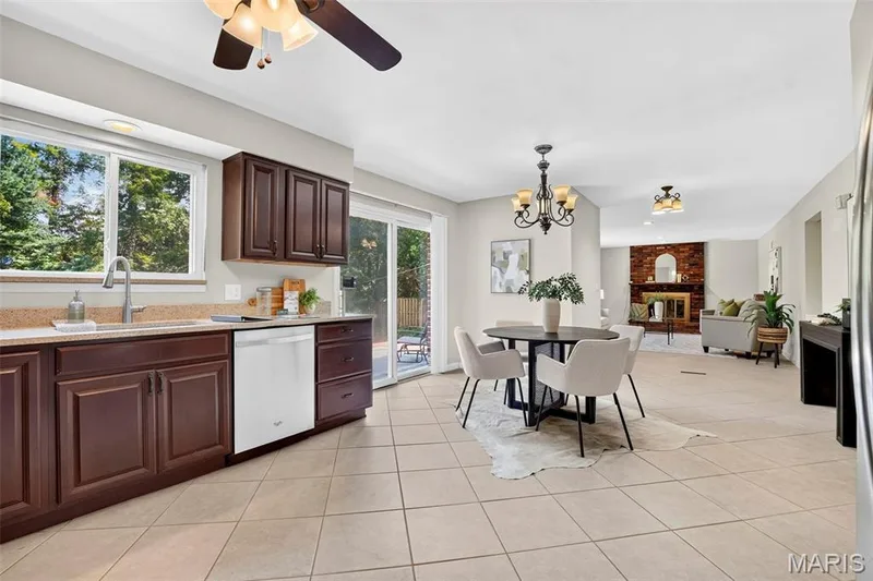 184 Gunston Hall Court, Chesterfield, MO 63017 — listing photo 13 of 48