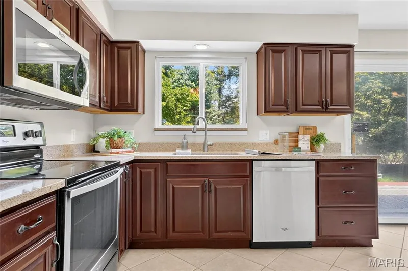 184 Gunston Hall Court, Chesterfield, MO 63017 — listing photo 14 of 48