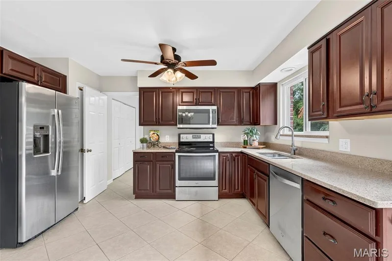 184 Gunston Hall Court, Chesterfield, MO 63017 — listing photo 12 of 48