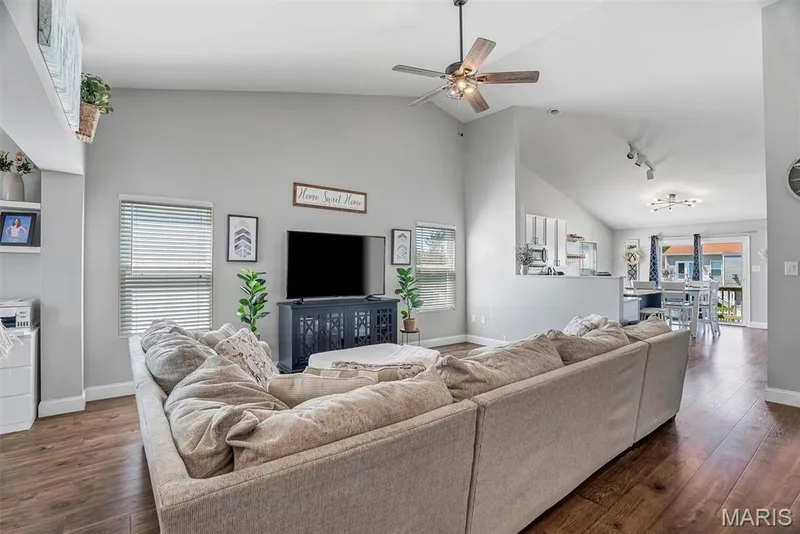 2046 Preston Woods Parkway, Lake St. Louis, MO 63367 — listing photo 7 of 41