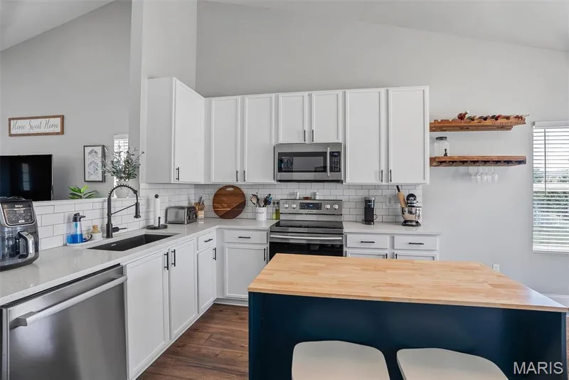 2046 Preston Woods Parkway, Lake St. Louis, MO 63367 — listing photo 17 of 41