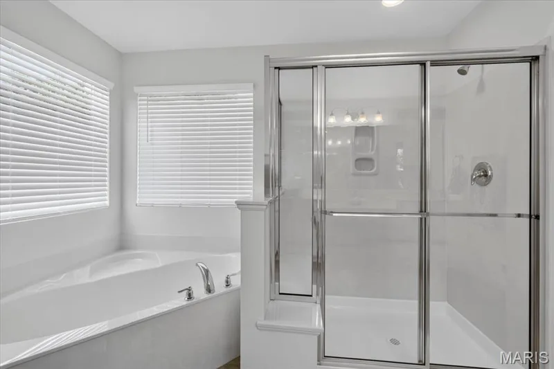Separate tub and shower — 634 Creek Bend Drive, Lake St. Louis, MO 63367