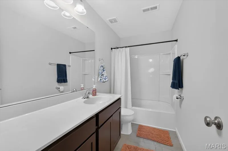 Nice size full bath w loads of counterspace and storage — 634 Creek Bend Drive, Lake St. Louis, MO 63367