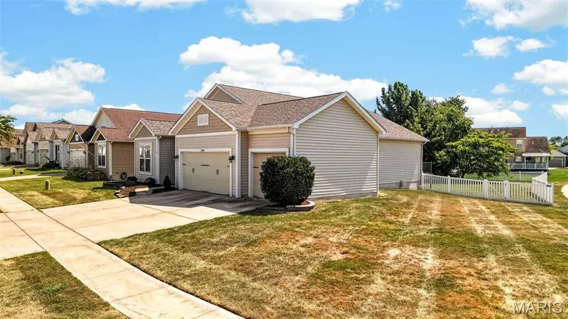 3200 Bentwater Place, St Charles, MO 63301 — listing photo 2 of 72