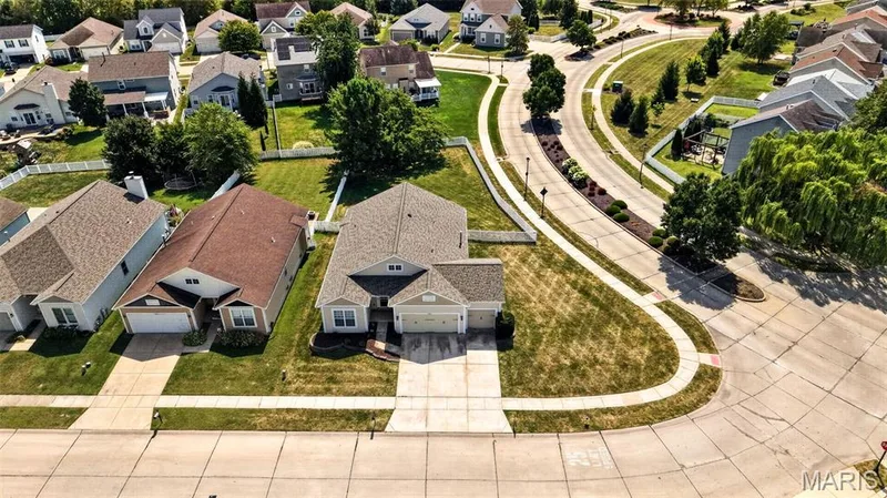 3200 Bentwater Place, St Charles, MO 63301 — listing photo 3 of 72