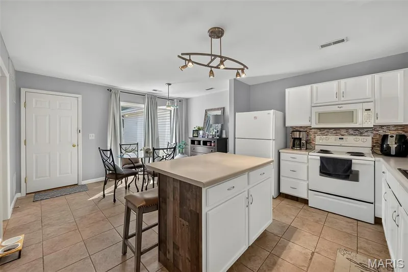 425 Wild Oak Drive, O'Fallon, MO 63368 — listing photo 6 of 33