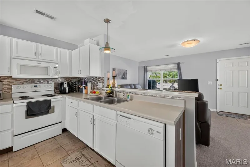 425 Wild Oak Drive, O'Fallon, MO 63368 — listing photo 7 of 33