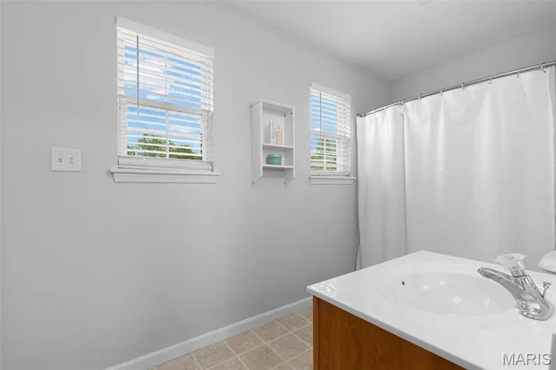 Upstairs full bath — 166 Brushy Brook Drive, O'Fallon, MO 63366