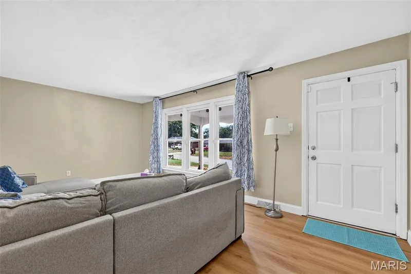 1316 Clearview Drive, St Charles, MO 63303 — listing photo 5 of 37