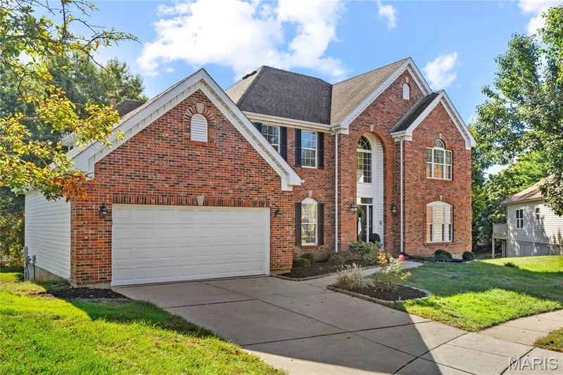 1015 Nooning Tree Drive, Chesterfield, MO 63017 — listing photo 2 of 45