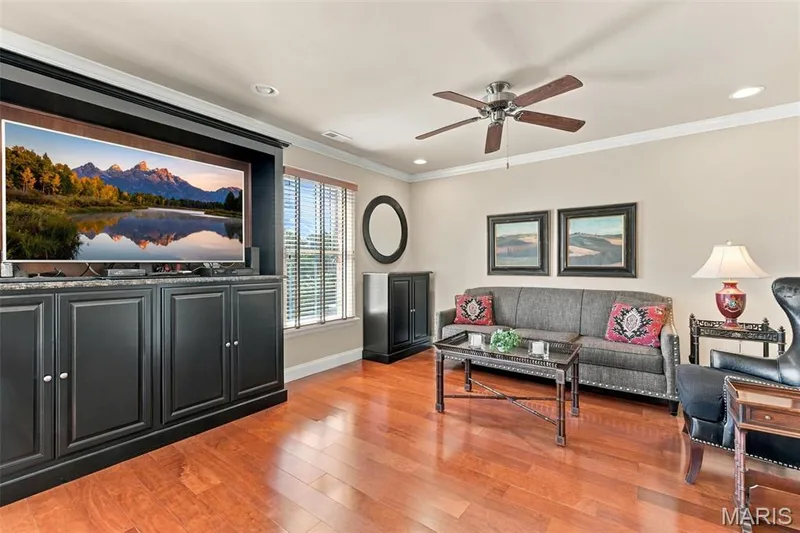 Custom wood blinds, crown molding — 208 Ambridge Court #303, Chesterfield, MO 63017