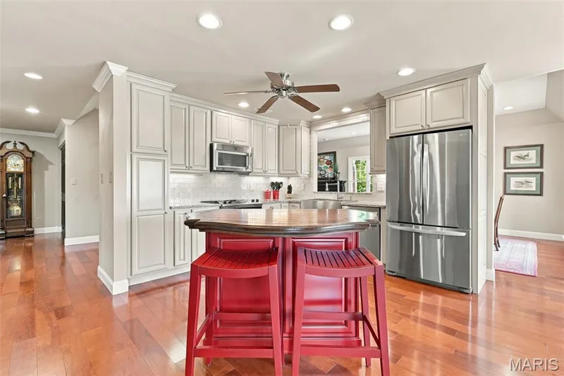 Spacious kitchen - All applainces stay — 208 Ambridge Court #303, Chesterfield, MO 63017