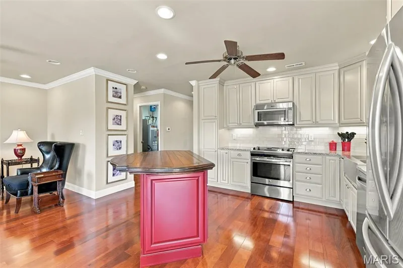 Stainless appliances, custom cabinets with pull outs. — 208 Ambridge Court #303, Chesterfield, MO 63017