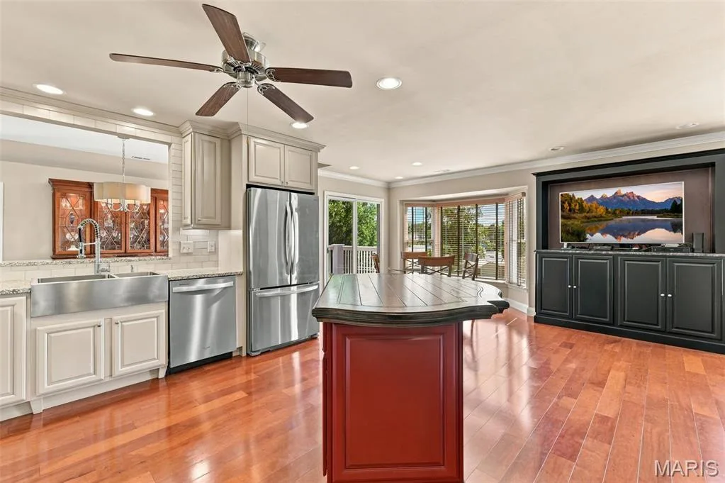 Exquisite completely renovated  3rd floor unit in baywood. Sophisticated open concept. — 208 Ambridge Court #303, Chesterfield, MO 63017