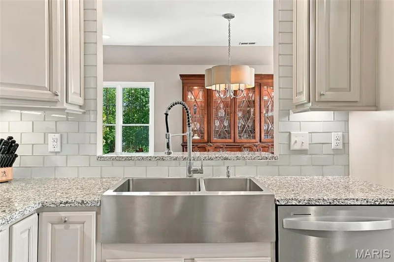 Pass through from kitchen to dining room. — 208 Ambridge Court #303, Chesterfield, MO 63017