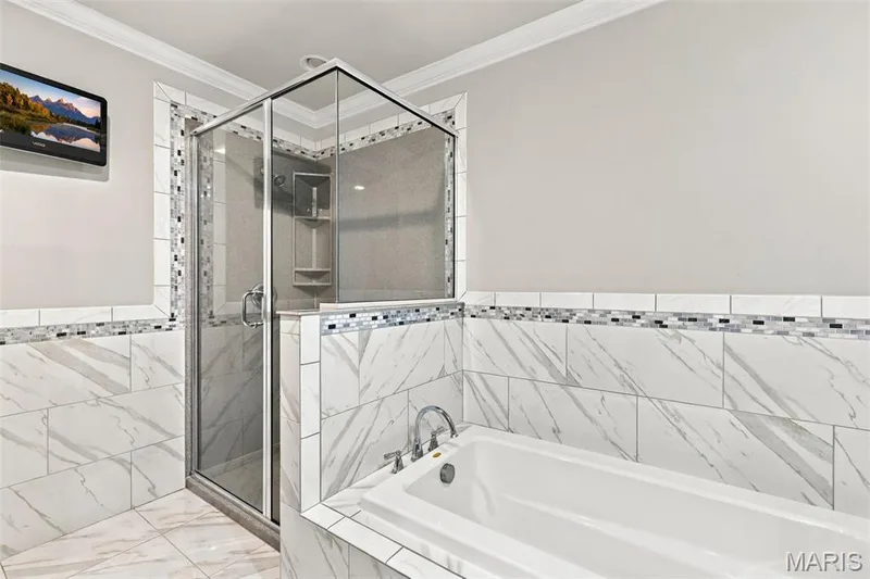 seperate tub and shower — 208 Ambridge Court #303, Chesterfield, MO 63017