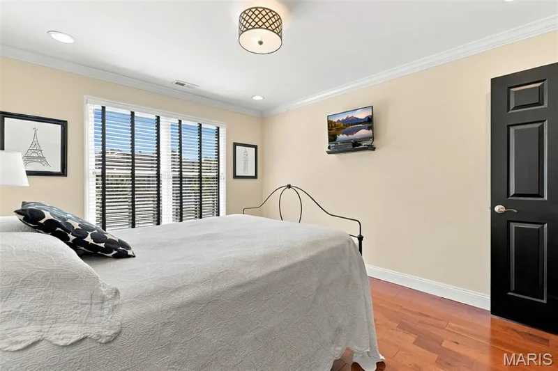 Lage windows — 208 Ambridge Court #303, Chesterfield, MO 63017