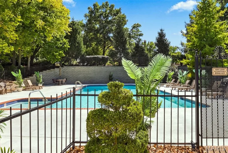 Club Pool! — 208 Ambridge Court #303, Chesterfield, MO 63017