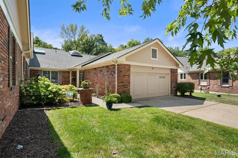 14141 Baywood Villages Drive, Chesterfield, MO 63017 — listing photo 2 of 46