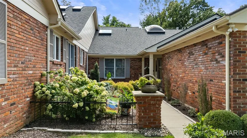 14141 Baywood Villages Drive, Chesterfield, MO 63017 — listing photo 3 of 46
