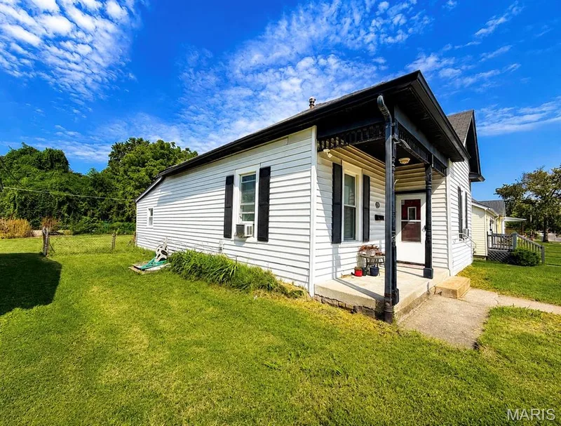 2119 N 4th Street, St Charles, MO 63301 — listing photo 4 of 24