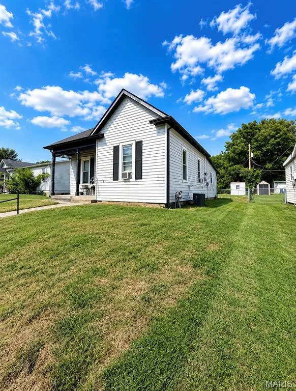 2119 N 4th Street, St Charles, MO 63301 — listing photo 3 of 24