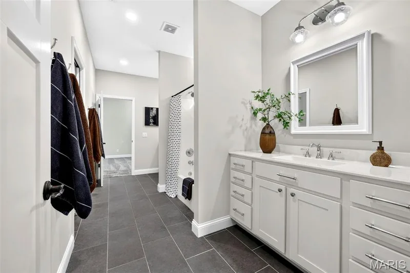 Bathroom #4 - 2nd Floor Jack - n- Jill that connects bedroom 3 & 4 — 305 Crescent Oak Court, New Melle, MO 63385
