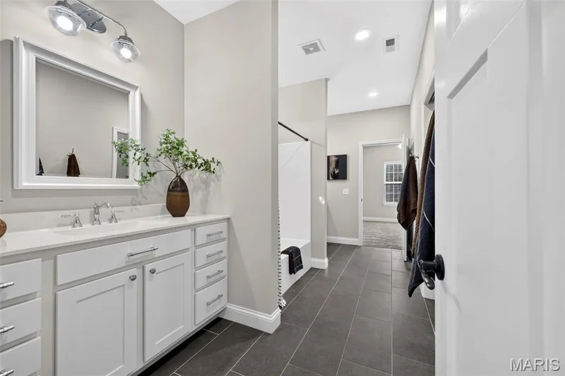 Bathroom #4 - 2nd Floor Jack - n- Jill that connects bedroom 3 & 4 — 305 Crescent Oak Court, New Melle, MO 63385