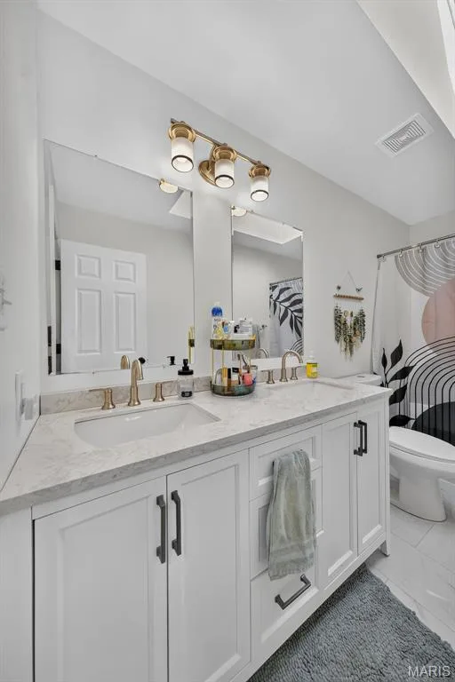 Upper full bathroom. — 2044 Graystone Drive, St Charles, MO 63303