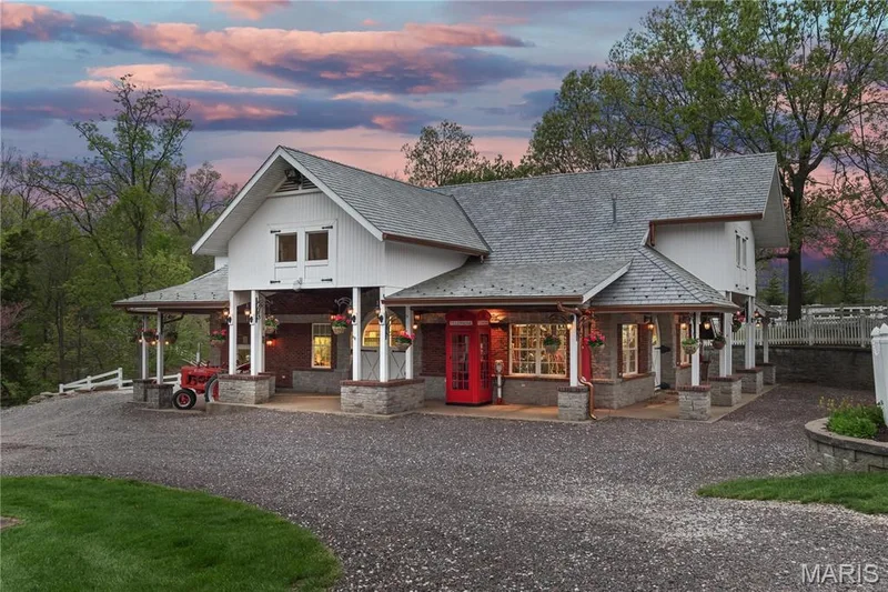 Horse stable — 7 Hillside Court, Wentzville, MO 63385