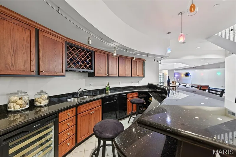 Wet bar — 7 Hillside Court, Wentzville, MO 63385