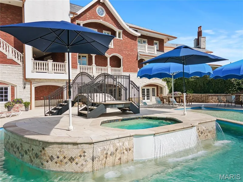 Hot tub — 7 Hillside Court, Wentzville, MO 63385