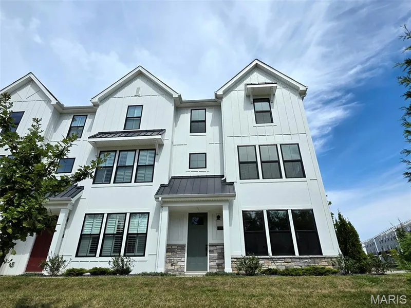 325 Mistflower Court, Chesterfield, MO β listing photo 1