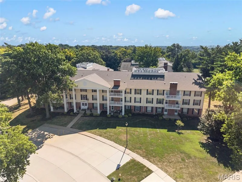 1511 Hampton Hall Drive #18, Chesterfield, MO β listing photo 1