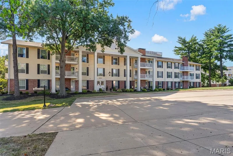 Guest parking out front with well kept sidewalks and landscaping — 1511 Hampton Hall Drive #18, Chesterfield, MO 63017