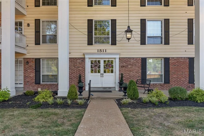 Warm and welcoming front entrance — 1511 Hampton Hall Drive #18, Chesterfield, MO 63017