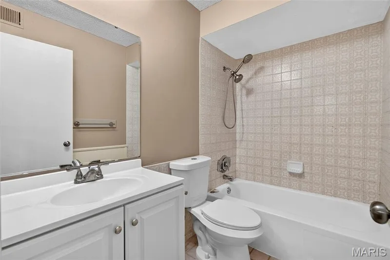 Full bathroom in hallway — 1511 Hampton Hall Drive #18, Chesterfield, MO 63017