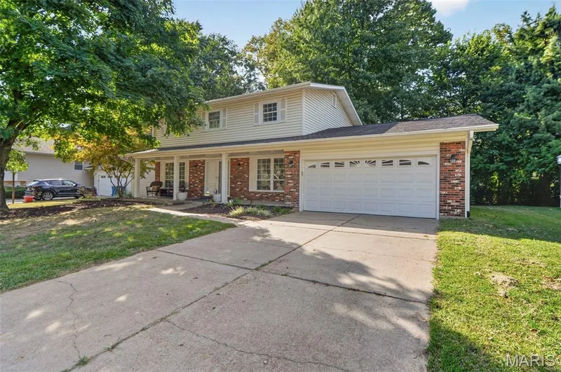229 Cole Boulevard, St Charles, MO 63301 — listing photo 4 of 36