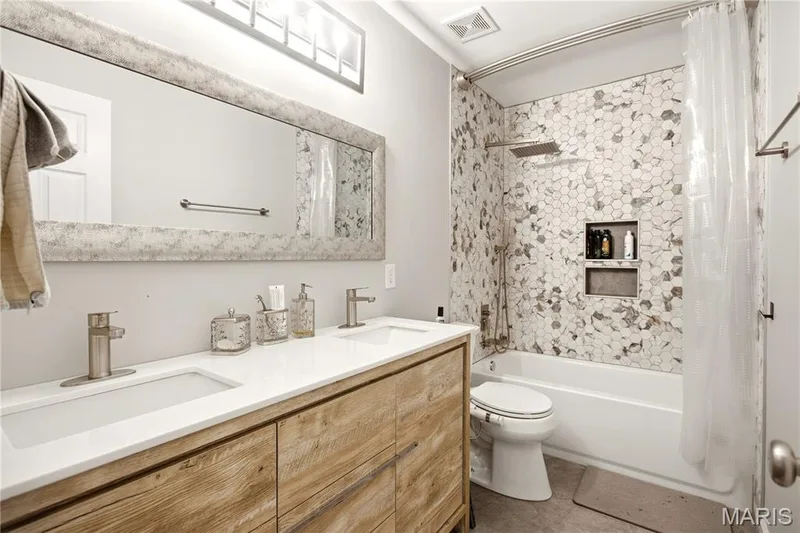 Second bath — 308 Graywynd Court, Lake St. Louis, MO 63367