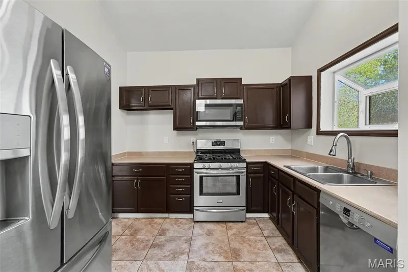 202 Barrington Drive, St Peters, MO 63376 — listing photo 6 of 15