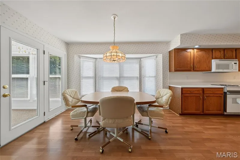 Breakfast room with bay window and opens to three season sun room — 912 Palmer Court #12, Lake St. Louis, MO 63367